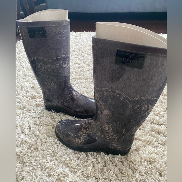 Valentino Garavani laced pattern rubber boots - Picture 2 of 11